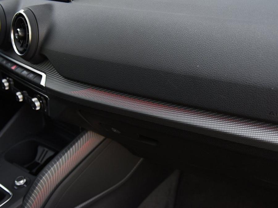 Детали интерьера Audi Q2 L 30 e-tron 2019 года  (CN) (фото 19 из 35)